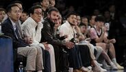 O ator Jackie Chan e David Beckham assistem ao jogo de pré-época da NBA entre os Suns e os Nets, em Macau