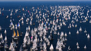 Mar com barcos à vela durante competição náutica