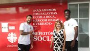 Jogadores do Portimonense ao lado de Maria Manuela Santos, responsável da Cáritas