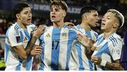 Prestianni celebra vitória da Argentina frente à Colômbia no Mundial Sub-20
