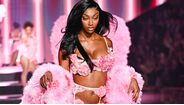 Angel Reese no desfile da Victoria's Secret