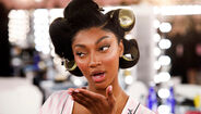 Angel Reese no desfile da Victoria's Secret