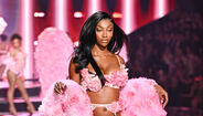 Angel Reese no desfile da Victoria's Secret