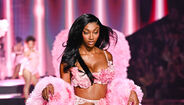 Angel Reese no desfile da Victoria's Secret