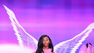 Angel Reese no desfile da Victoria's Secret