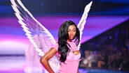 Angel Reese no desfile da Victoria's Secret