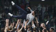 Ruben Amorim atirado ao ar pelos jogadores do Sporting após o jogo com o City