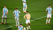 Jogadores da Argentina não escondem a desilusão depois da derrota na final do Mundial de sub-20
