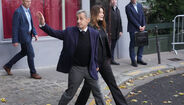 Sarkozy inicia pena de prisão em Paris com apoio popular e familiar