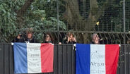 Apoiantes mostram solidariedade a Nicolas Sarkozy com bandeiras e mensagens de apoio