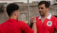 Clemente (à dir.) nas filmagens com a camisola vintage