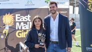 Atleta recebe troféu no East Mallorca Girls Cup com patrocinadores locais
