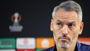 Carlos Vicens na conferência de imprensa de lançamento do jogo com o Estrela Vermelha
