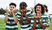 Paulo Simão, ao centro, celebra o 2-1