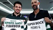 Pedro Barbosa e Pote com as respetivas camisolas