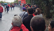 Fila junto ao Estádio da Luz