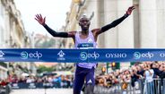 Atleta cruza a meta na Maratona de Lisboa e comemora a vitória