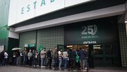 Fila de sócios à entrada do Estádio José Alvalade para receber os emblemas