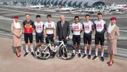 Cicliistas nas instalações da Fly Emirates