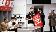 Otamendi homenageado no balneário do Benfica após 250 jogos