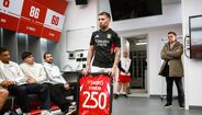 Otamendi homenageado no balneário do Benfica após 250 jogos