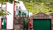 Atleta compete em prova de trail running nos Açores, com espectador atento