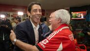 Rui Costa discursa aos sócios e adeptos na Casa do Benfica em Coimbra