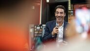 Rui Costa discursa aos sócios e adeptos na Casa do Benfica em Coimbra