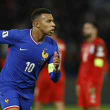 <![CDATA[ Mbappé lembra insultos racistas em 2021: «Fui de férias e senti-me um morto-vivo»  ]]>