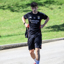 <![CDATA[ Manu com vida difícil: Perfil do médio não encaixa no pretendido por Mourinho ]]>