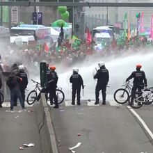<![CDATA[ Polícia belga usa canhões de água para dispersar manifestantes ]]>