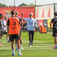 <![CDATA[ José Mourinho recebe cinco 'reforços' mas ainda faltam três internacionais: o ponto da situação ]]>