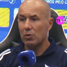 <![CDATA[ Leonardo Jardim: «Nunca vi um árbitro puxar quatro vezes o vermelho, mudar para amarelo e só acertar um» ]]>