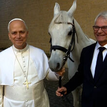 <![CDATA[ Papa Leão XIV recebe cavalo árabe puro-sangue ]]>
