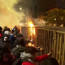 <![CDATA[ Arremesso de pedras e engenhos pirotécnicos durante confrontos entre jovens manifestantes e polícia no Peru ]]>