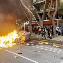<![CDATA[ Vidros partidos e caixotes de lixo incendiados: confrontos violentos em Barcelona durante protestos de apoio à Palestina ]]>