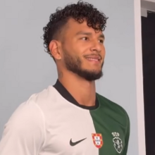 <![CDATA[ Luis Suárez está de volta ao Sporting e já enverga a nova camisola Stromp ]]>