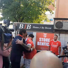 <![CDATA[ Rui Costa recebido por duas centenas de adeptos na Casa de Benfica de Barcelos ]]>