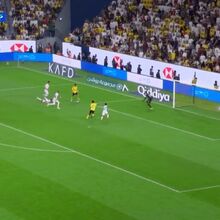 <![CDATA[ João Félix deixa adversário no chão com finta e marca assim no Al Nassr-Al Fateh ]]>