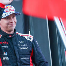 <![CDATA[ Kalle Rovanperä no comando após despiste e desistência de Sébastien Ogier no WRC ]]>