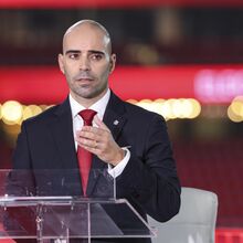 <![CDATA[ João Diogo Manteigas pede que Benfica ajude Prestianni a recorrer a castigo: «Render, jamais» ]]>