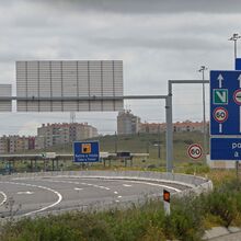 <![CDATA[ Trânsito cortado na A1 em Vila Franca de Xira por risco de queda de placar ]]>