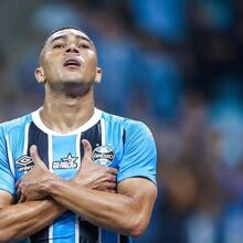 <![CDATA[ Foi melhor marcador da Liga portuguesa e irá renovar pelo Grémio se jogar o Mundial por Brasil... ou Portugal ]]>