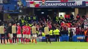 «Assim é mais fácil...»: Mourinho agradece apoio dos adeptos do Benfica em Stamford Bridge