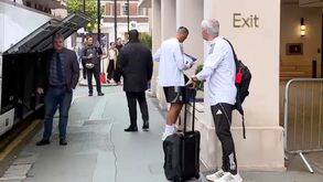 O momento em que o Benfica deixa o hotel em Londres para regressar a Portugal  