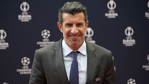Luís Figo vai regressar ao estádio do Barcelona e espanhóis não têm dúvidas: «É uma humilhação»