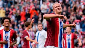 Haaland recorda Grealish: «Atirávamos bombas de mau cheiro no balneário»
