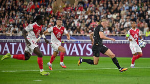 Os jogadores de Monaco e Manchester City em ação