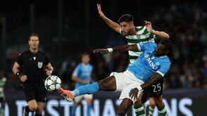 Gonçalo Inácio disputa um lance no Nápoles-Sporting