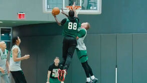 Um afundanço, bons pormenores e a presença no... cinco inicial: as imagens de Neemias Queta no treino dos Celtics